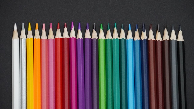 致敬传奇！东契奇和海赛前分别与足坛名宿亨利互换签名球衣.